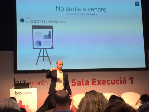 Sergi Sai Mora en el escenario durante la charla No surtis a vendre