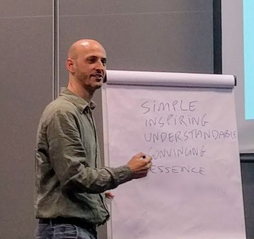 Sergi Sai Mora explicando en un rotafolio durante un taller de ventas